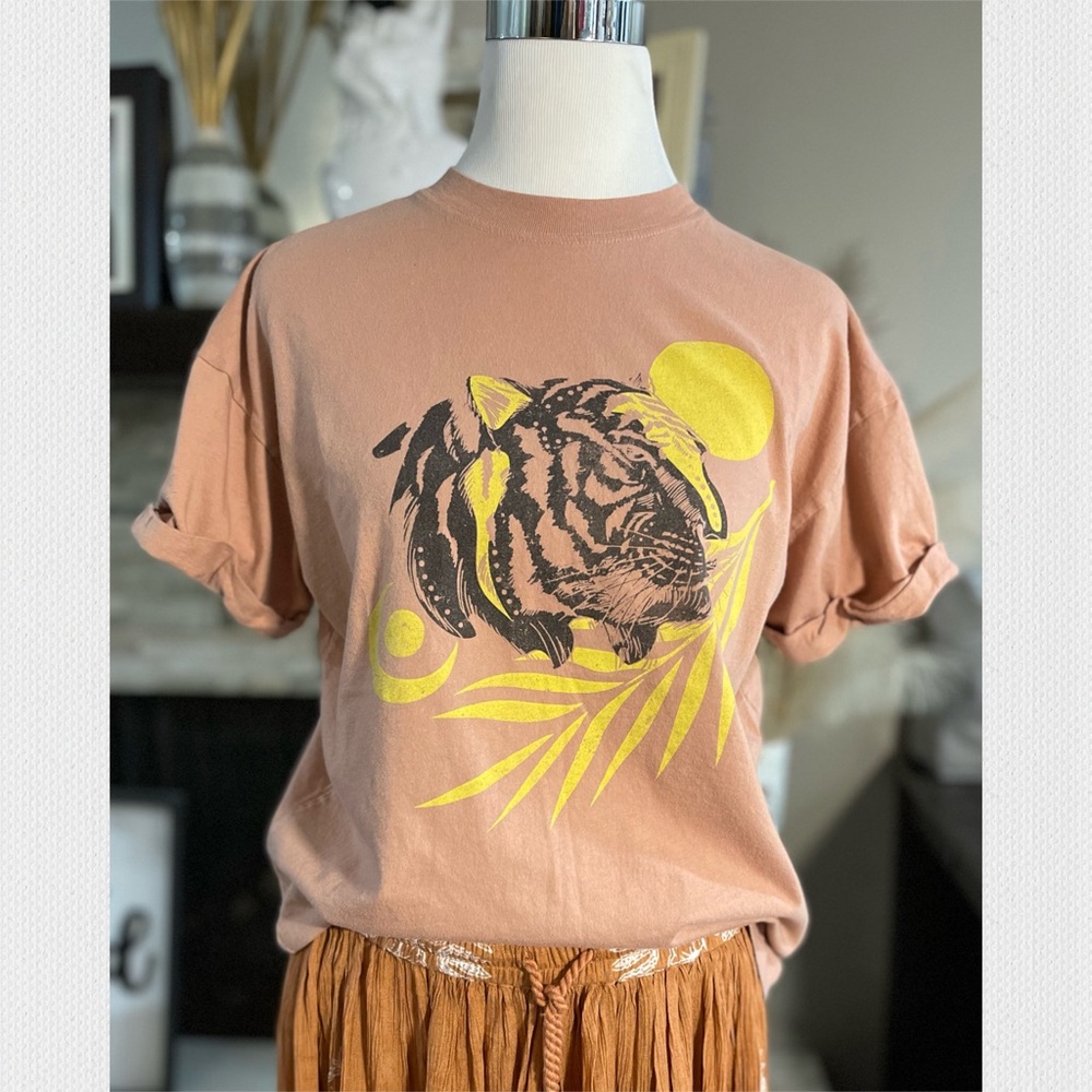 Tiger graphic tee